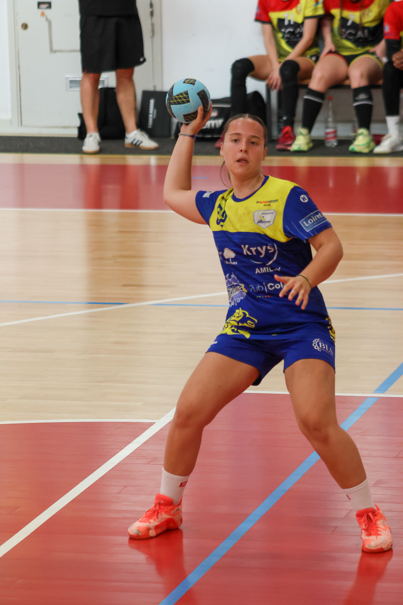 Joueuse de l’USM Montargis avec le ballon — SMOC–USM